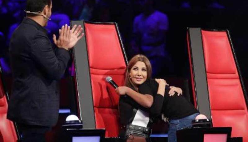 بالفيديو طفل يبكي في أحضان نانسي عجرم لتسترده من كاظم الساهر